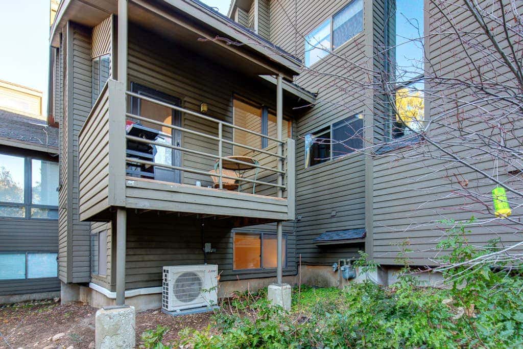Modern mountain escape with wonderful views, pool, hot tub-minutes to skiing