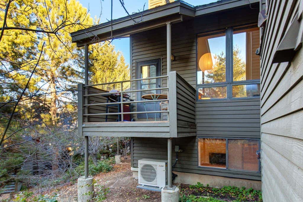 Modern mountain escape with wonderful views, pool, hot tub-minutes to skiing