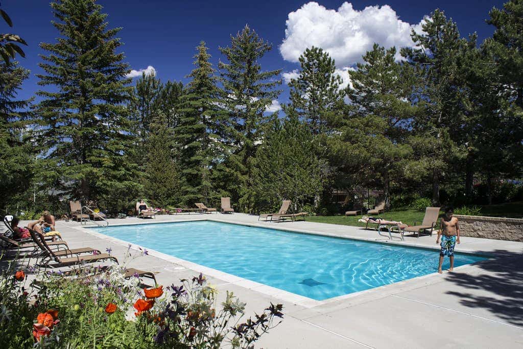 Modern mountain escape with wonderful views, pool, hot tub-minutes to skiing
