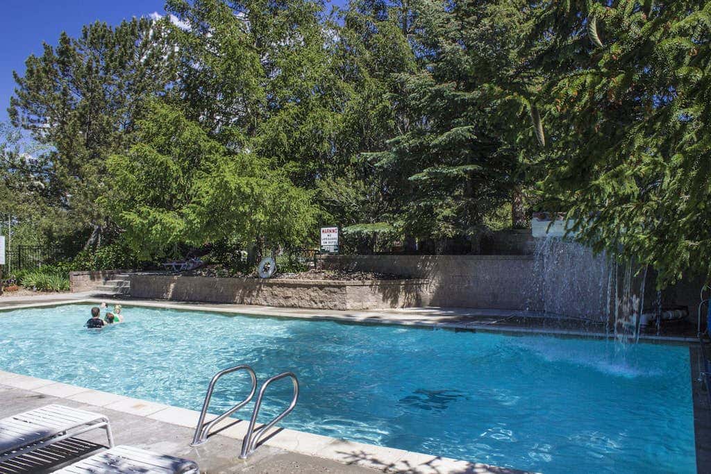 Modern mountain escape with wonderful views, pool, hot tub-minutes to skiing