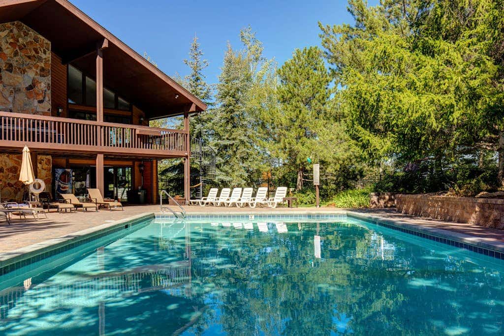 Modern mountain escape with wonderful views, pool, hot tub-minutes to skiing
