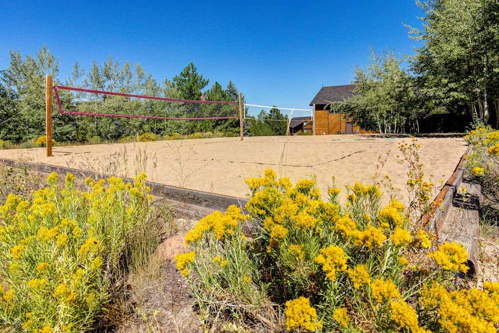 Ski Lodge-Inspired Condo with two lofts plus Shared Pools, Hot Tubs, & Tennis
