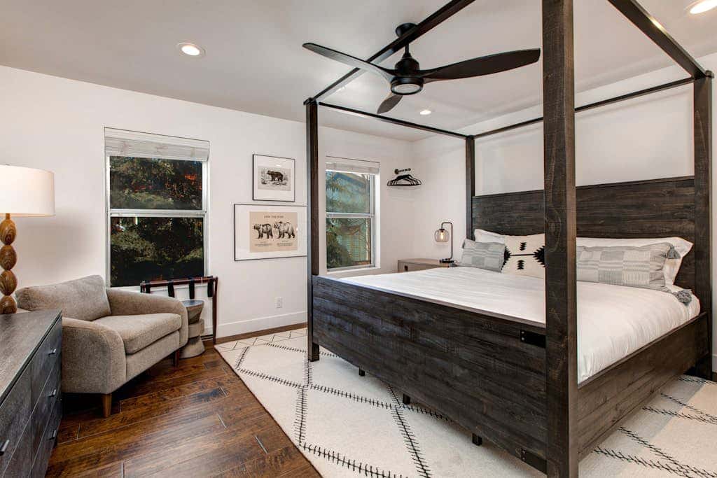 Dog-friendly, walk to Canyons, hot tub, fireplace, foosball, AC