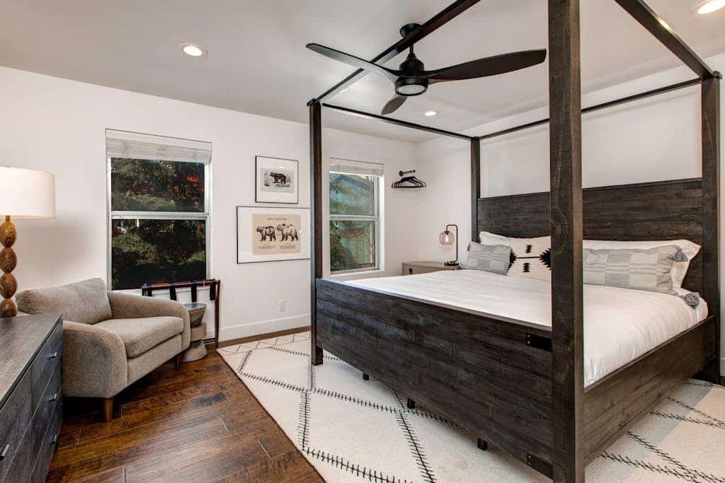 Dog-friendly, walk to Canyons, hot tub, fireplace, foosball, AC