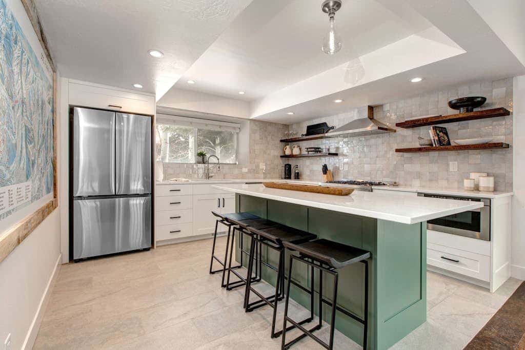 Dog-friendly, walk to Canyons, hot tub, fireplace, foosball, AC
