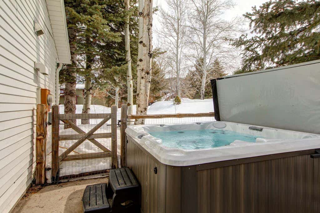 Dog-friendly, walk to Canyons, hot tub, fireplace, foosball, AC