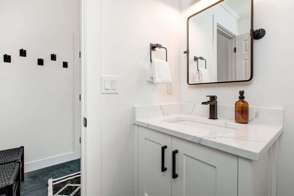 Dog-friendly, walk to Canyons, hot tub, fireplace, foosball, AC