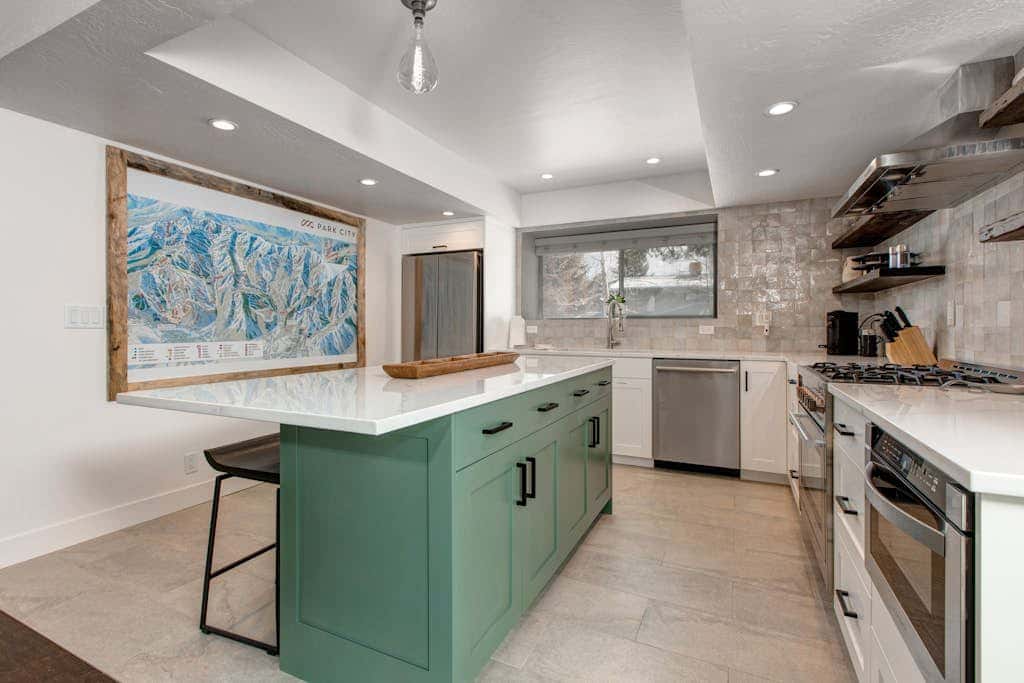 Dog-friendly, walk to Canyons, hot tub, fireplace, foosball, AC