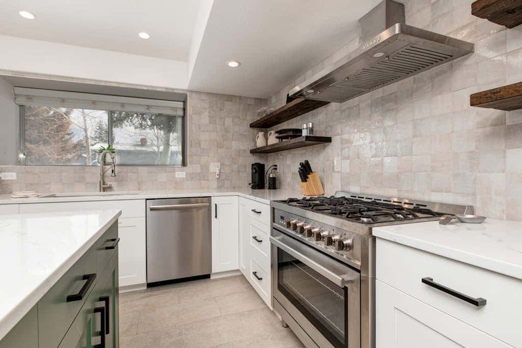 Dog-friendly, walk to Canyons, hot tub, fireplace, foosball, AC
