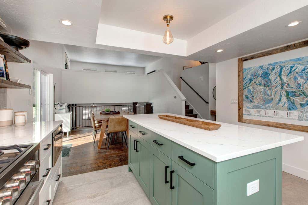 Dog-friendly, walk to Canyons, hot tub, fireplace, foosball, AC