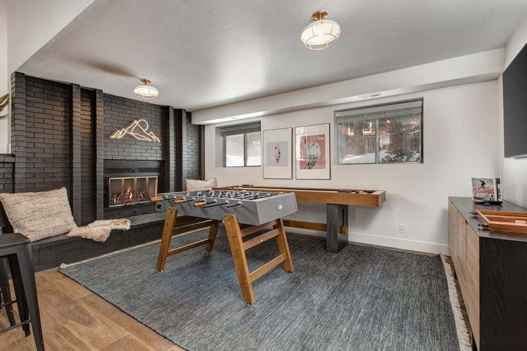 Dog-friendly, walk to Canyons, hot tub, fireplace, foosball, AC