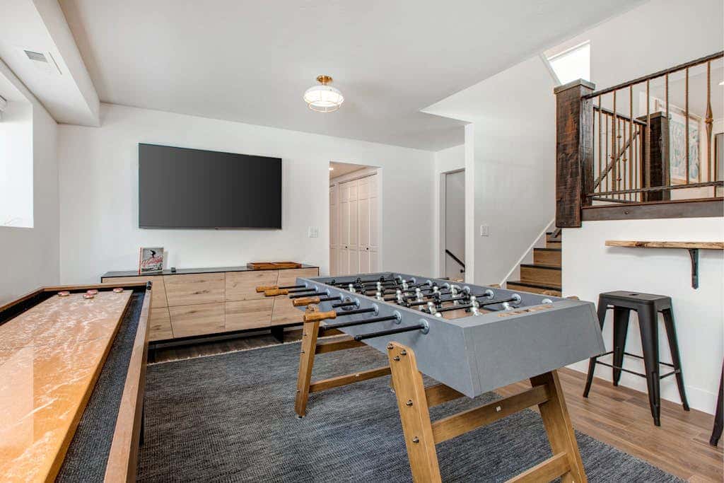 Dog-friendly, walk to Canyons, hot tub, fireplace, foosball, AC