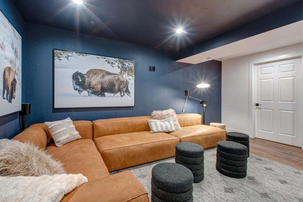 Dog-friendly, walk to Canyons, hot tub, fireplace, foosball, AC