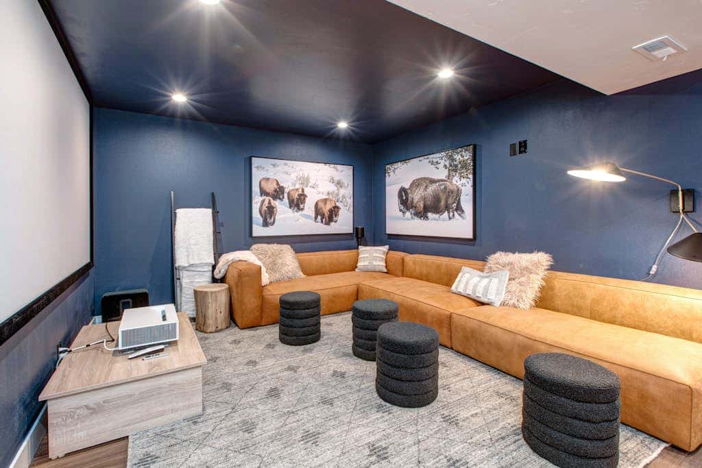 Dog-friendly, walk to Canyons, hot tub, fireplace, foosball, AC