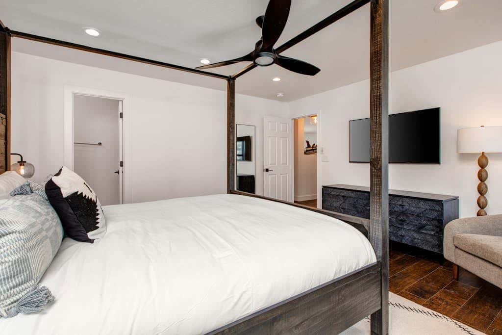 Dog-friendly, walk to Canyons, hot tub, fireplace, foosball, AC
