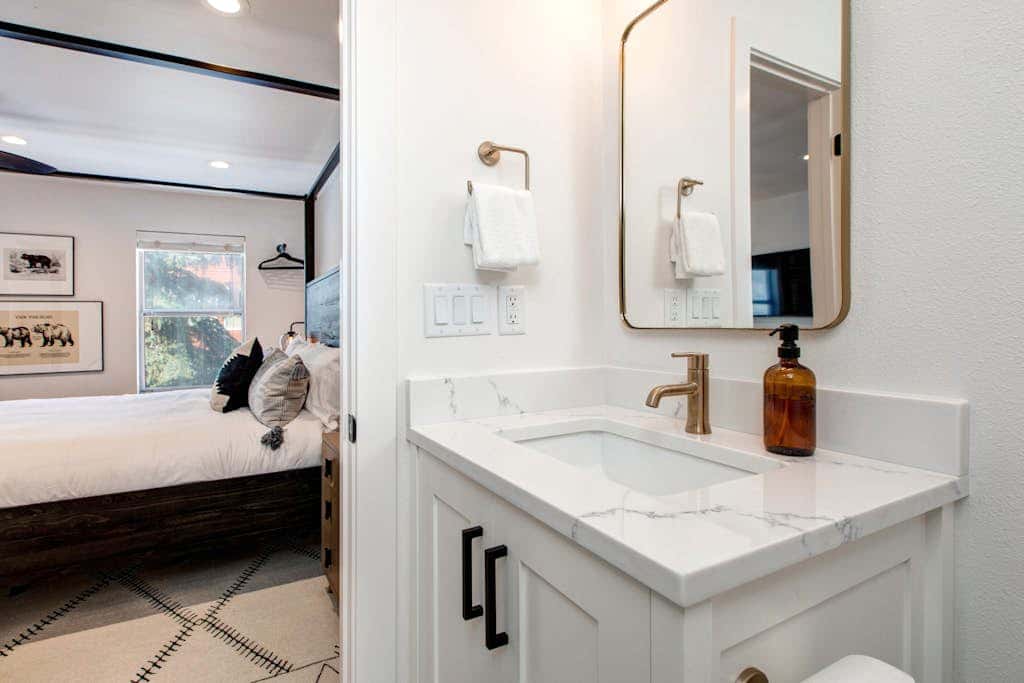 Dog-friendly, walk to Canyons, hot tub, fireplace, foosball, AC