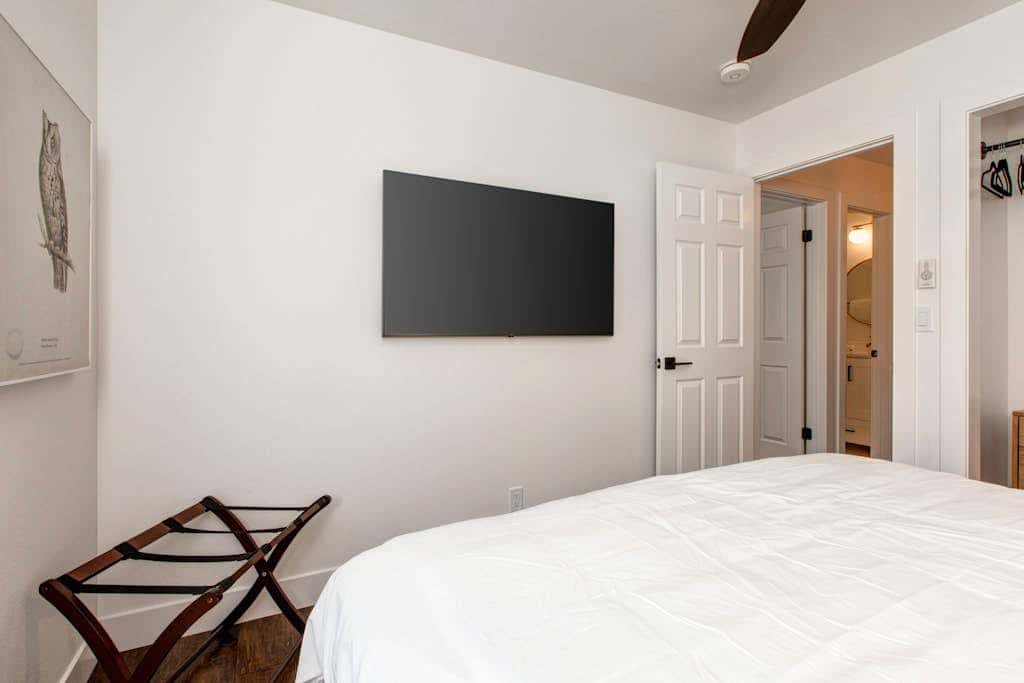 Dog-friendly, walk to Canyons, hot tub, fireplace, foosball, AC