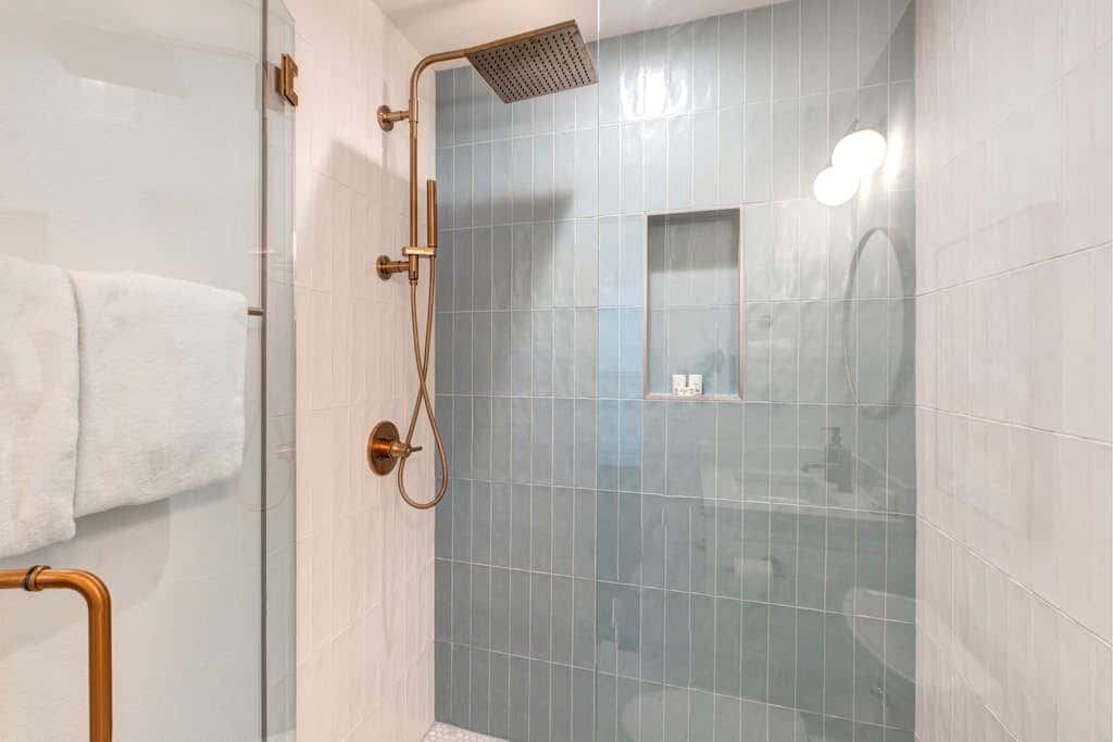 Dog-friendly, walk to Canyons, hot tub, fireplace, foosball, AC