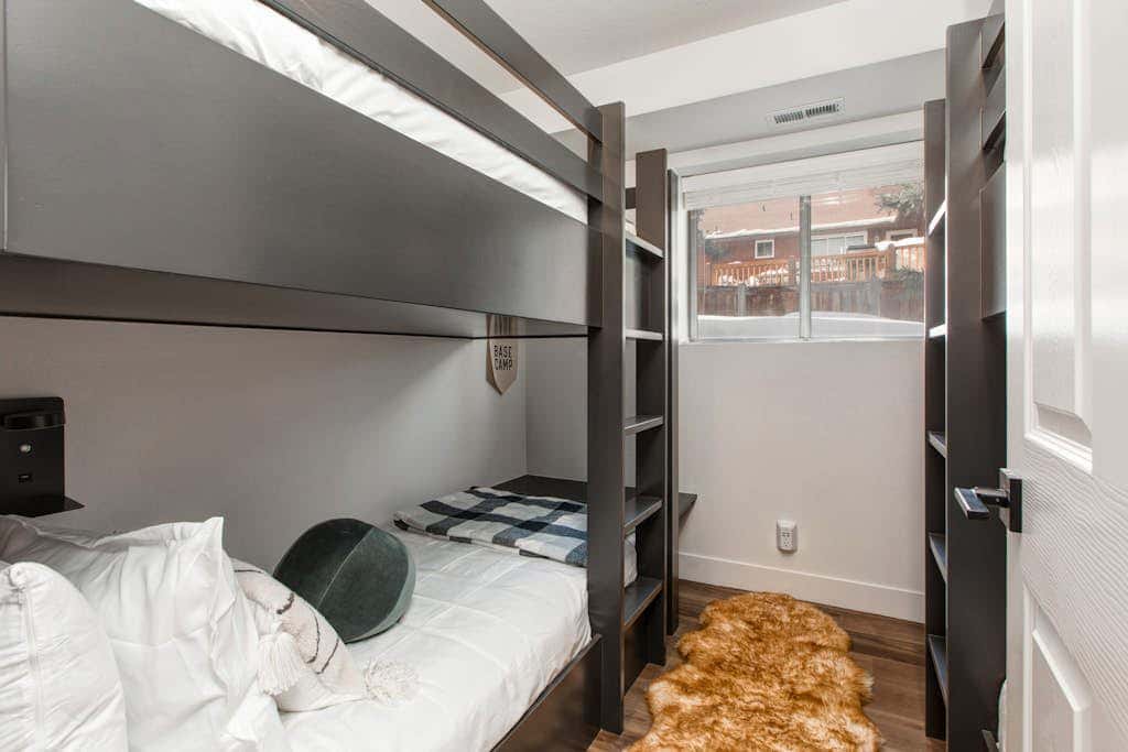 Dog-friendly, walk to Canyons, hot tub, fireplace, foosball, AC