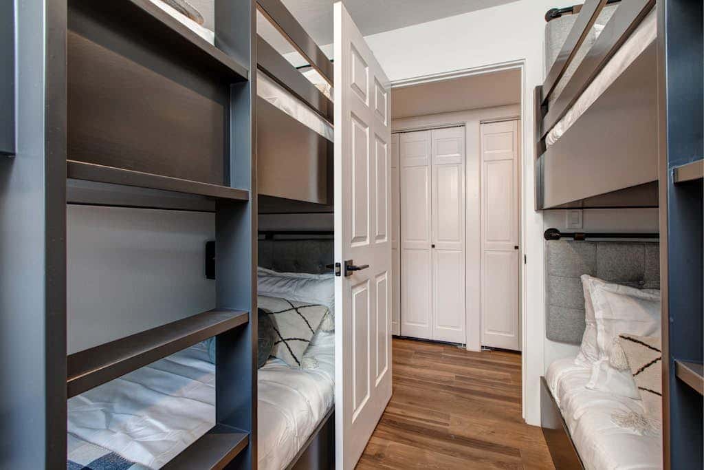 Dog-friendly, walk to Canyons, hot tub, fireplace, foosball, AC