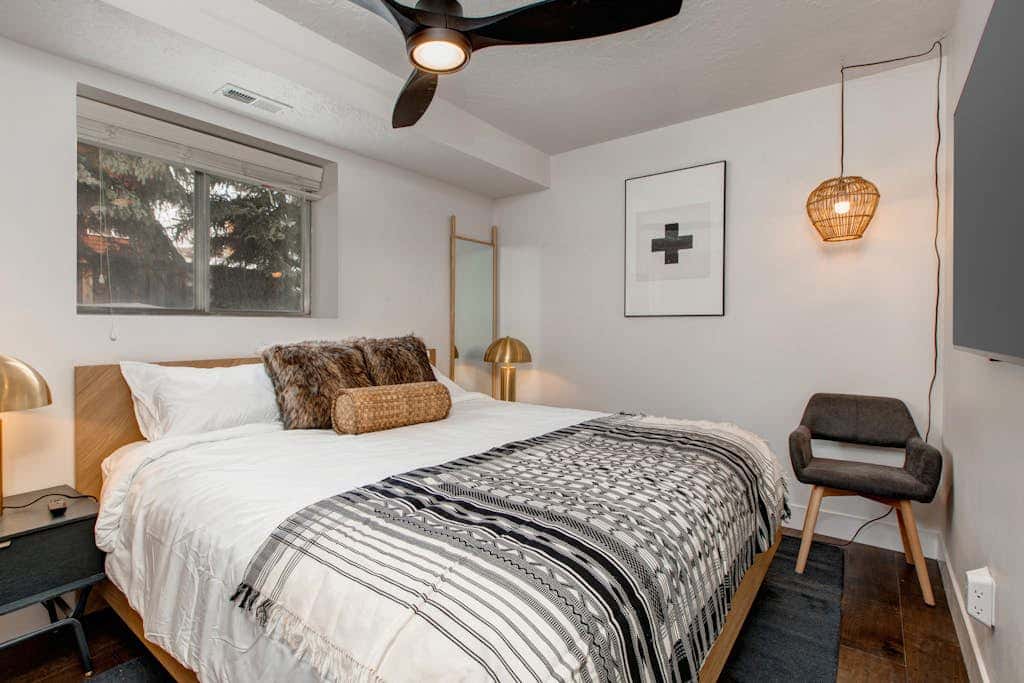 Dog-friendly, walk to Canyons, hot tub, fireplace, foosball, AC