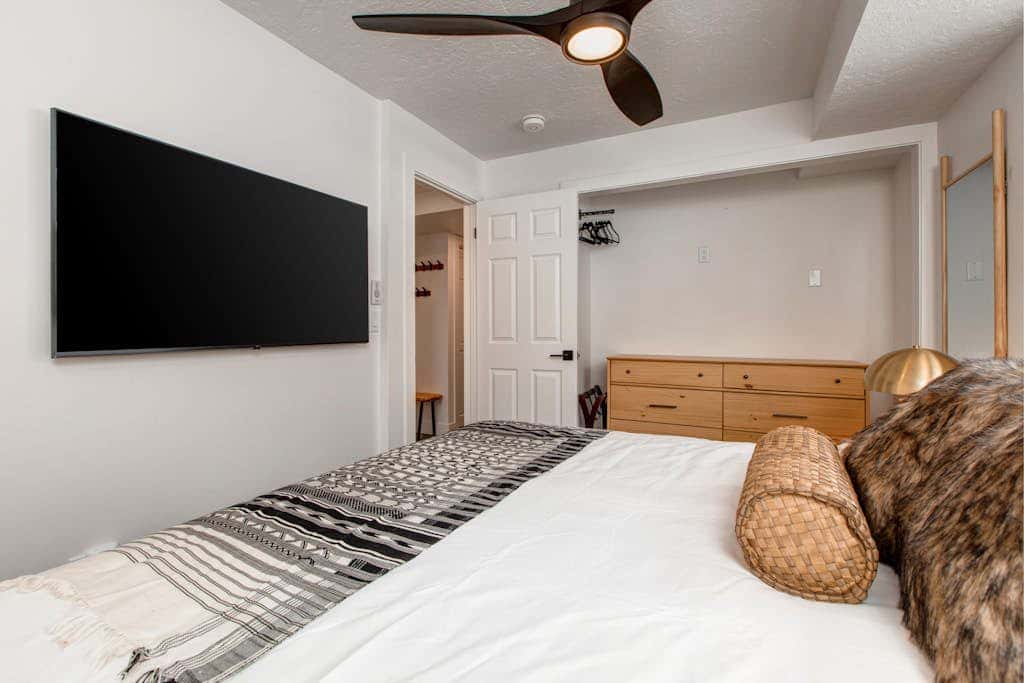 Dog-friendly, walk to Canyons, hot tub, fireplace, foosball, AC