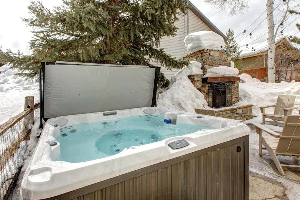 Dog-friendly, walk to Canyons, hot tub, fireplace, foosball, AC