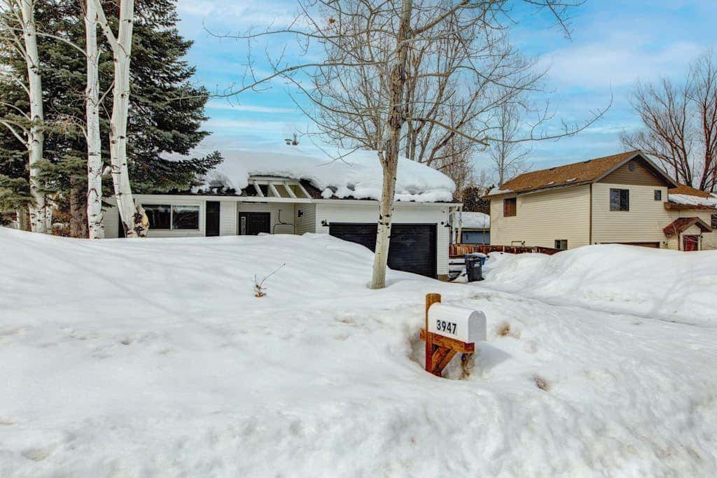 Dog-friendly, walk to Canyons, hot tub, fireplace, foosball, AC