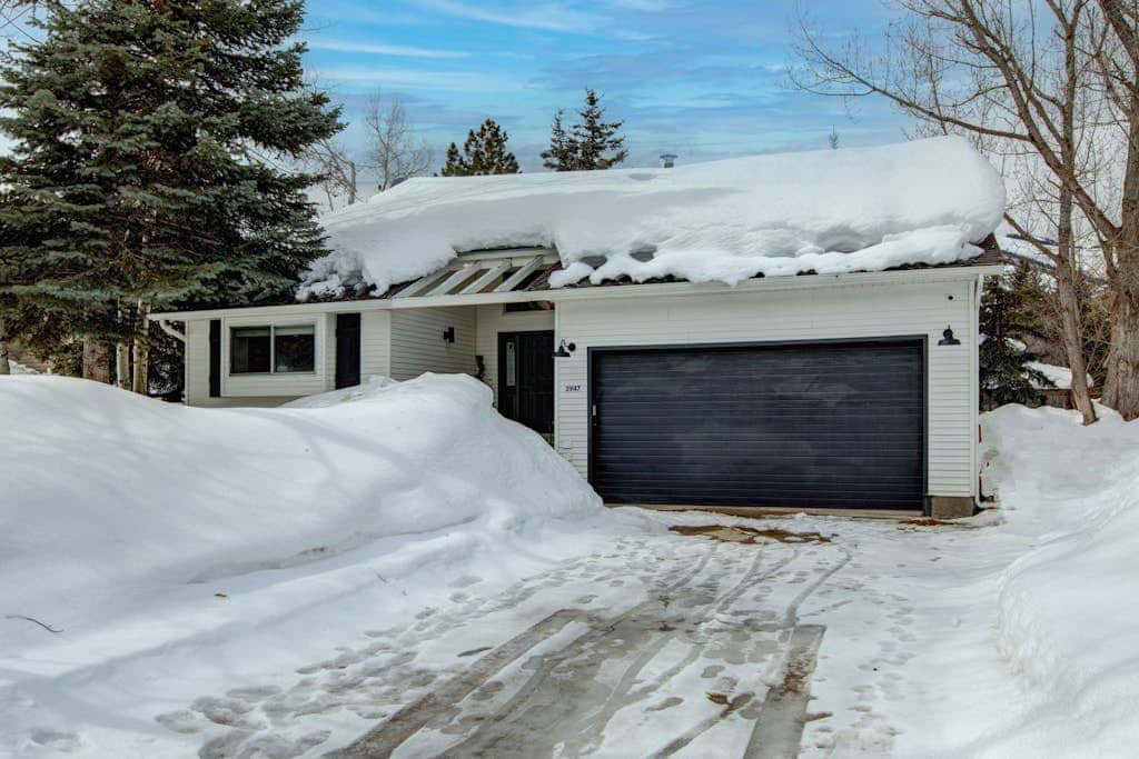 Dog-friendly, walk to Canyons, hot tub, fireplace, foosball, AC