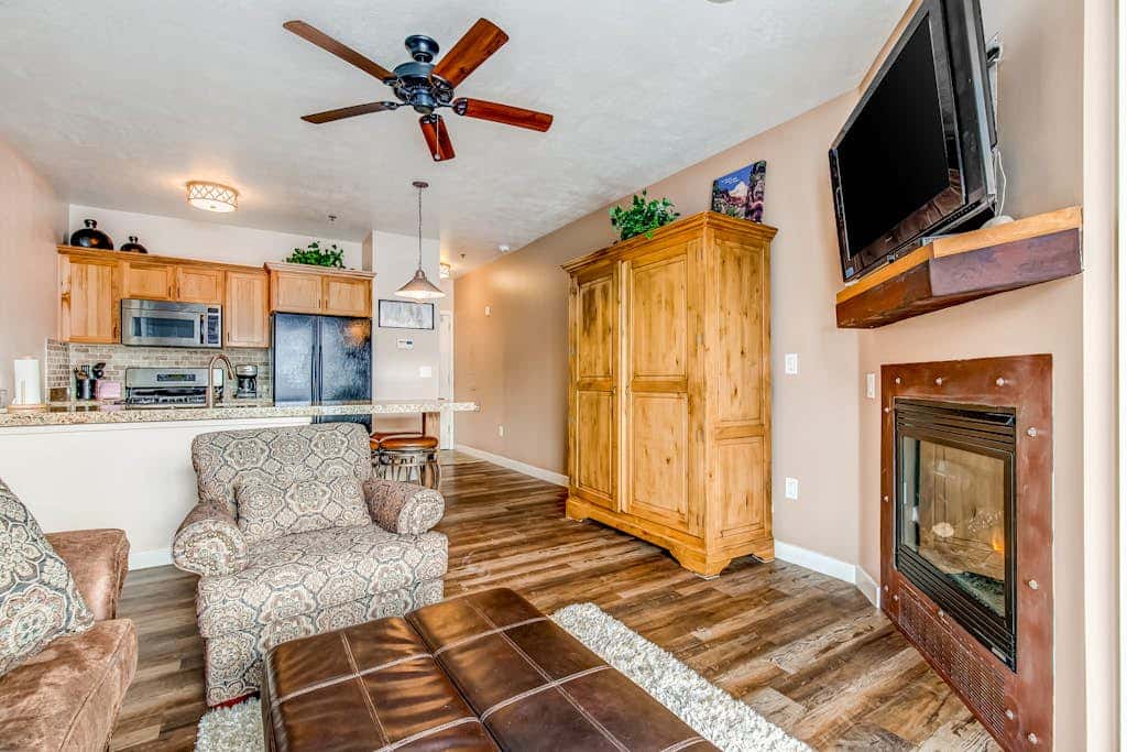 Plush condo with pool, gym, hot tubs, garage & central AC - snowbird-friendly