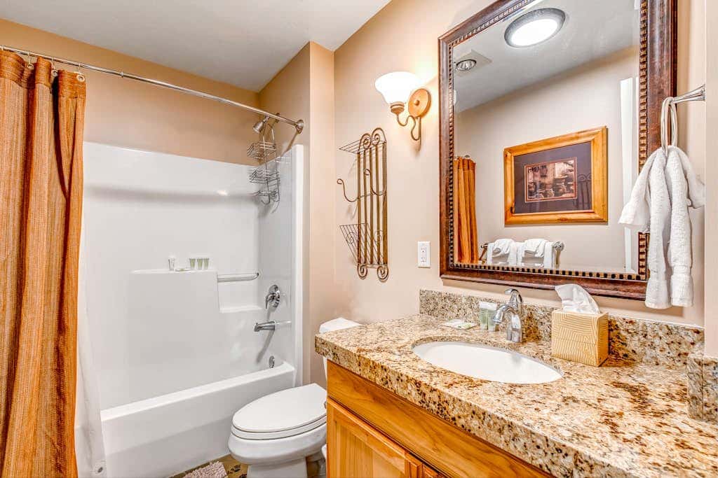 Plush condo with pool, gym, hot tubs, garage & central AC - snowbird-friendly