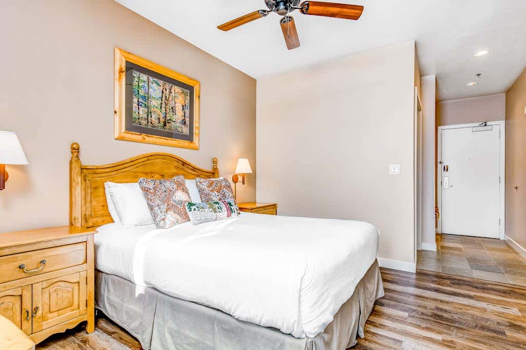 Plush condo with pool, gym, hot tubs, garage & central AC - snowbird-friendly