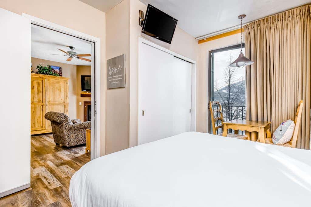 Plush condo with pool, gym, hot tubs, garage & central AC - snowbird-friendly