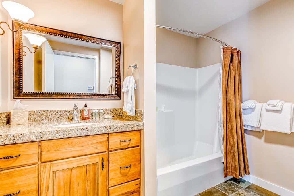 Plush condo with pool, gym, hot tubs, garage & central AC - snowbird-friendly