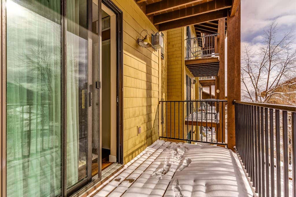 Plush condo with pool, gym, hot tubs, garage & central AC - snowbird-friendly