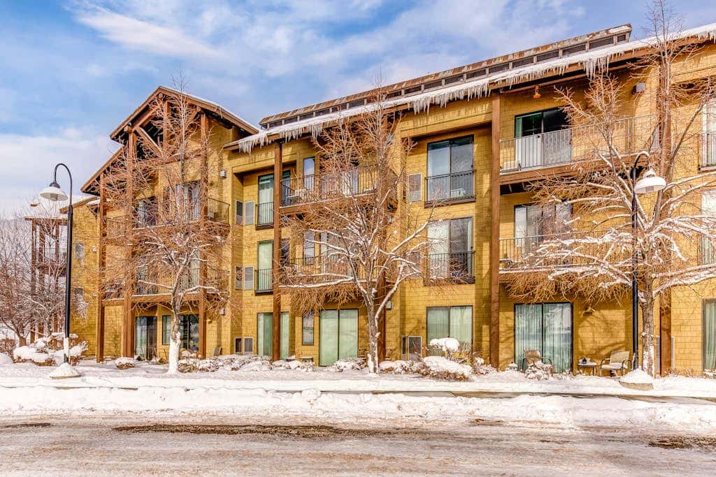 Plush condo with pool, gym, hot tubs, garage & central AC - snowbird-friendly
