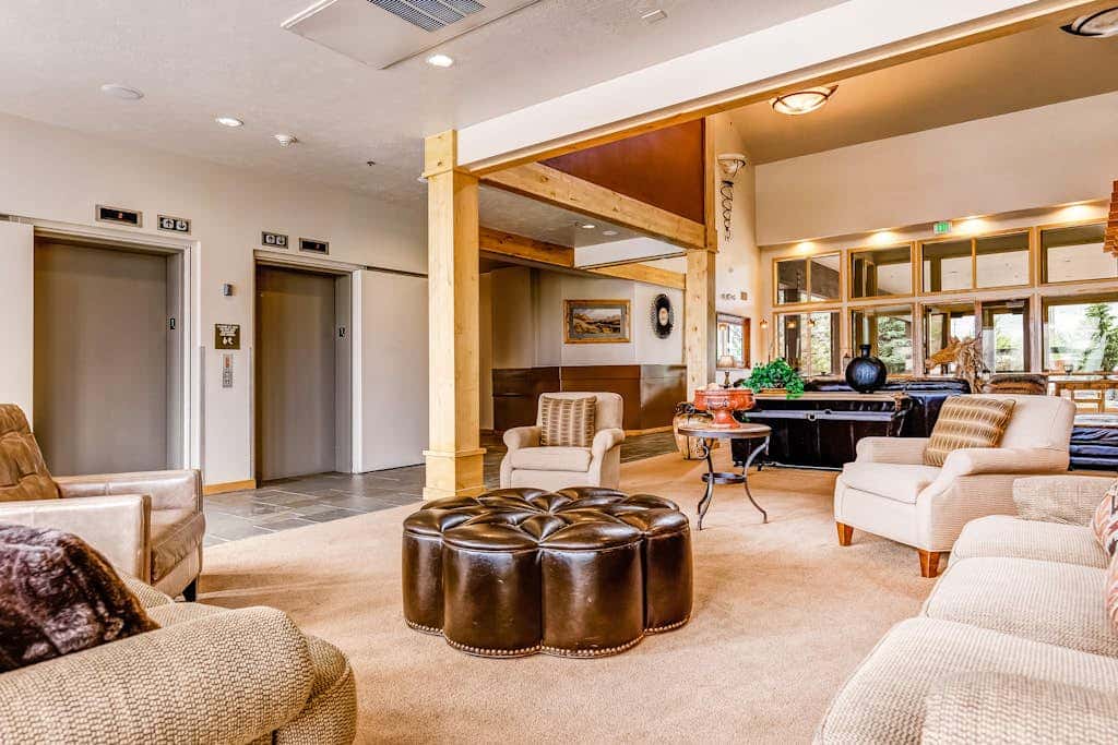 Plush condo with pool, gym, hot tubs, garage & central AC - snowbird-friendly