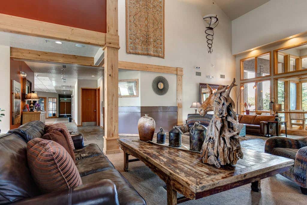 Plush condo with pool, gym, hot tubs, garage & central AC - snowbird-friendly