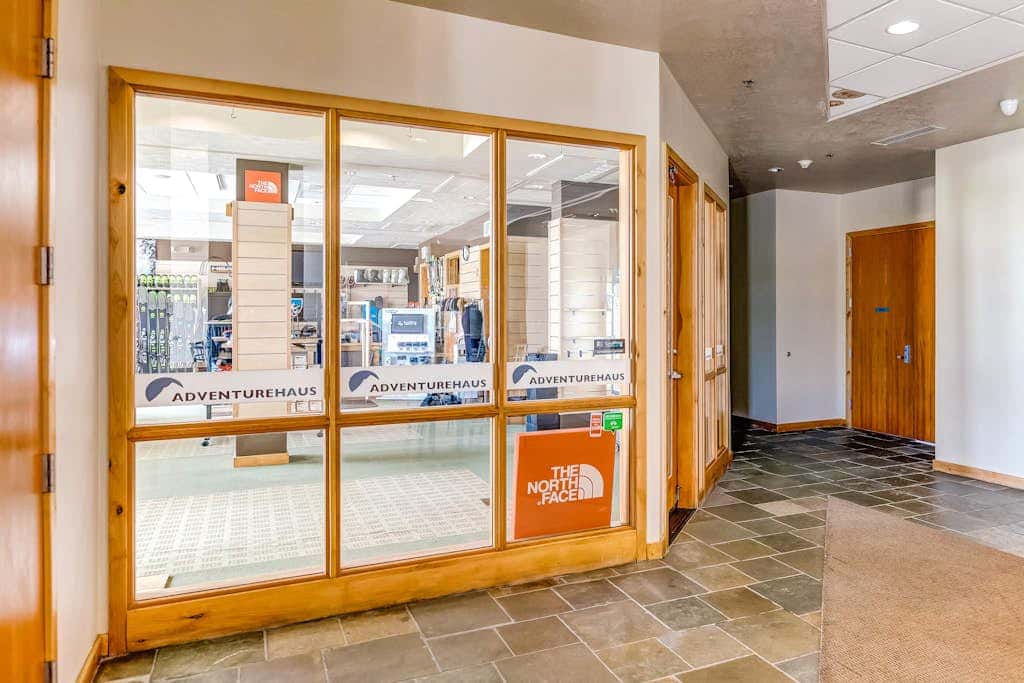 Plush condo with pool, gym, hot tubs, garage & central AC - snowbird-friendly