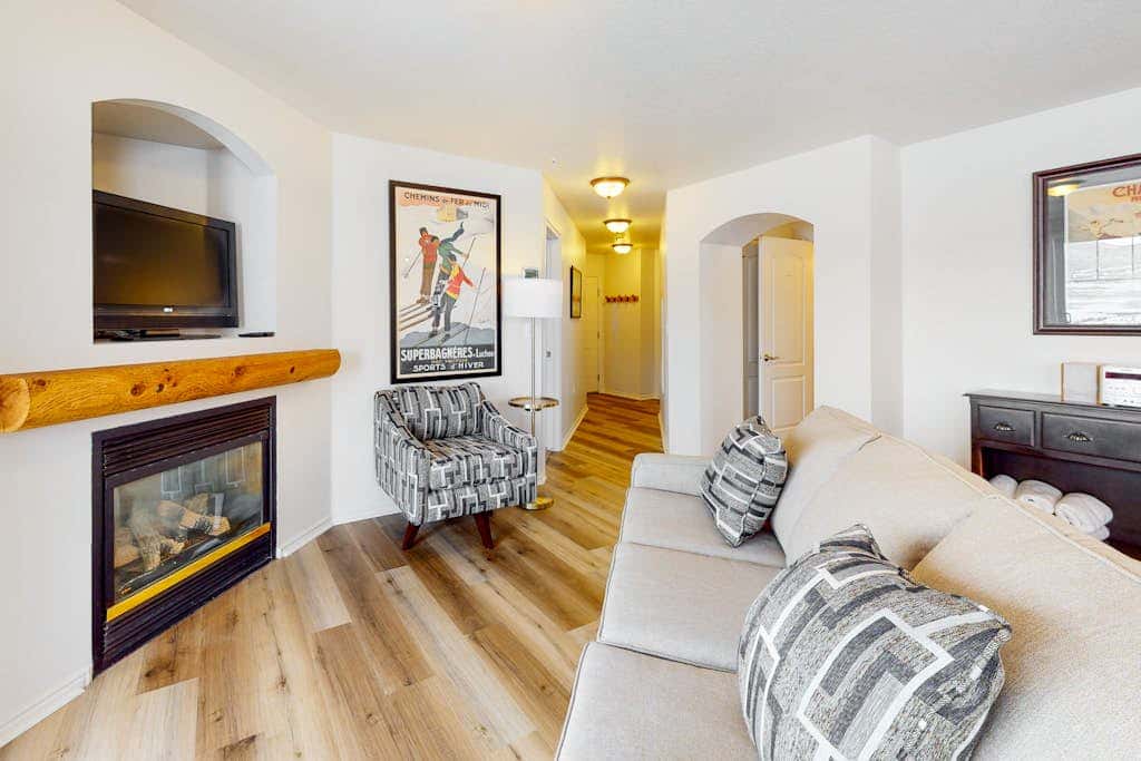 Amazing lake view condo with  fireplace, balcony, shared pool & hot tub