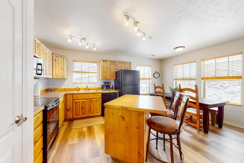 Amazing lake view condo with  fireplace, balcony, shared pool & hot tub