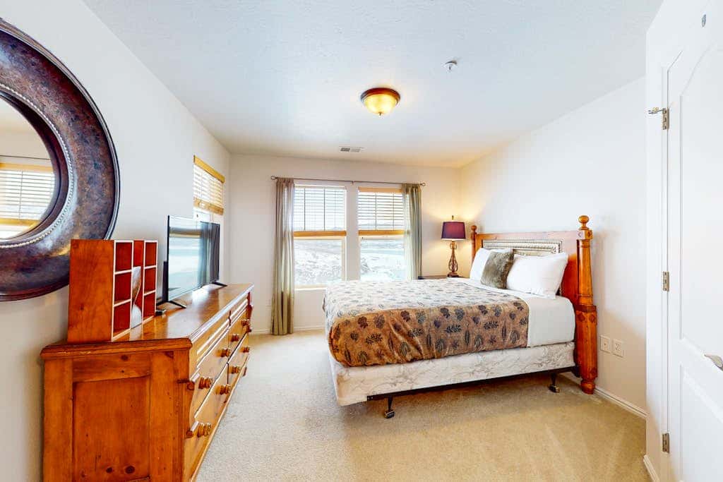 Amazing lake view condo with  fireplace, balcony, shared pool & hot tub