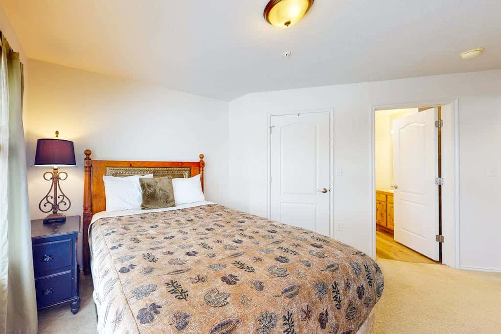 Amazing lake view condo with  fireplace, balcony, shared pool & hot tub