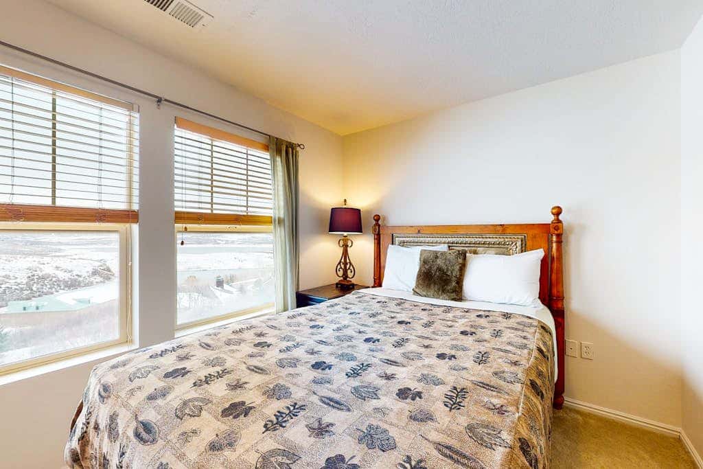 Amazing lake view condo with  fireplace, balcony, shared pool & hot tub