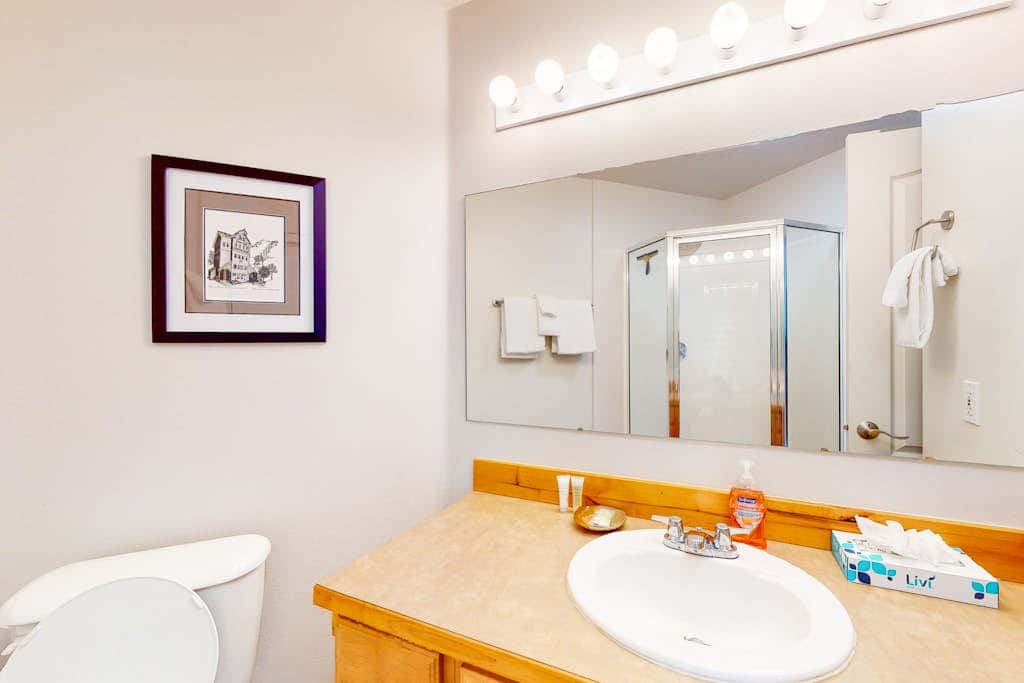 Amazing lake view condo with  fireplace, balcony, shared pool & hot tub