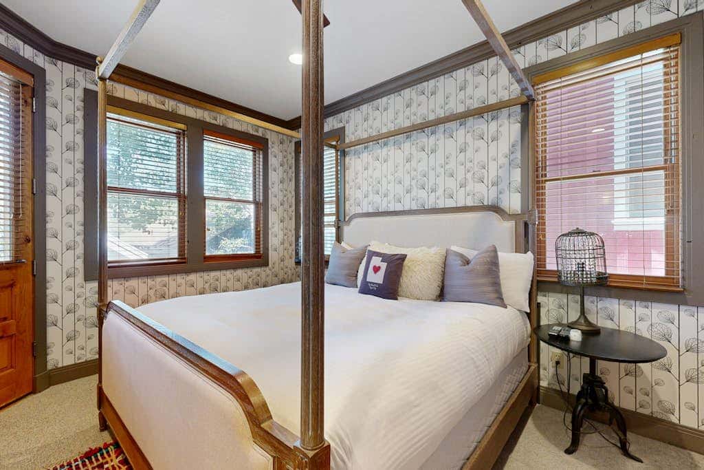 Cozy, family-friendly home with  a private hot tub, gas fireplace, two decks, WiFi