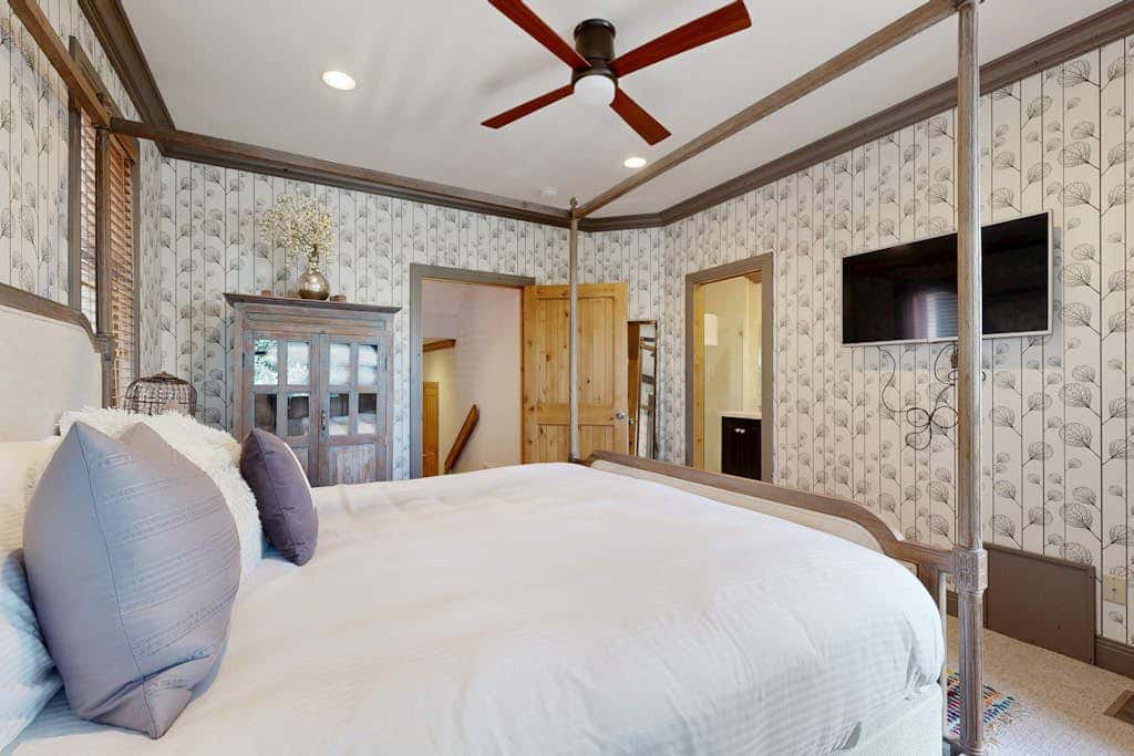 Cozy, family-friendly home with  a private hot tub, gas fireplace, two decks, WiFi