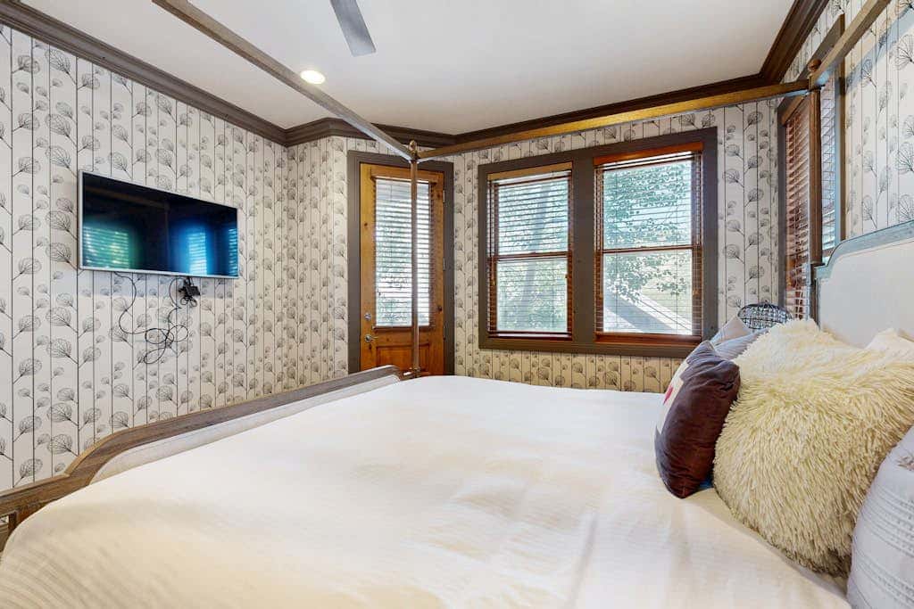 Cozy, family-friendly home with  a private hot tub, gas fireplace, two decks, WiFi
