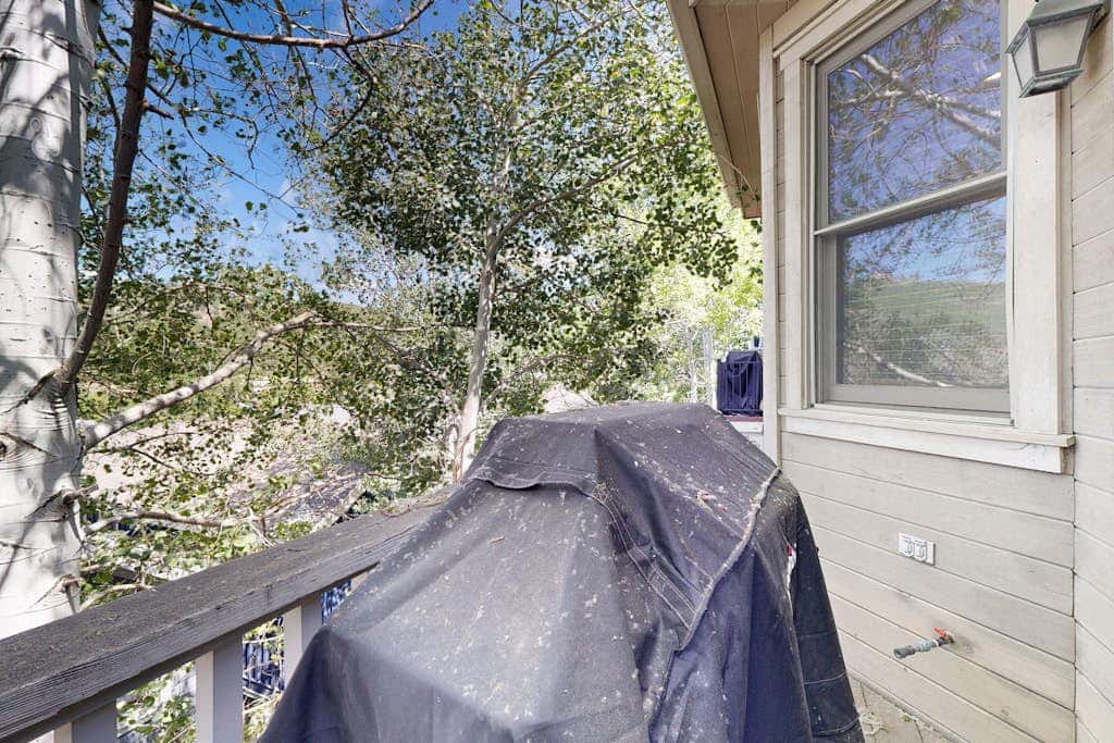 Cozy, family-friendly home with  a private hot tub, gas fireplace, two decks, WiFi