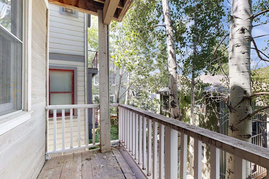 Cozy, family-friendly home with  a private hot tub, gas fireplace, two decks, WiFi